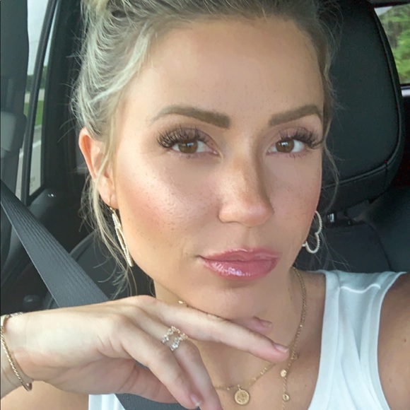 Meet your Posher, Breeyonna - Picture 2 of 3